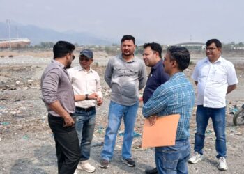 झोपड़ियों के ज़रिए किया गया अतिक्रमण प्रशासन के निशाने पर, मुनादी कर चेताया