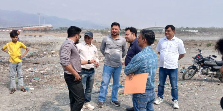 झोपड़ियों के ज़रिए किया गया अतिक्रमण प्रशासन के निशाने पर, मुनादी कर चेताया