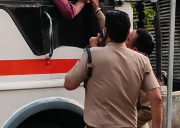 शराब के नशे में चला रहा था बारातियों से भरी बस, पुलिस ने मौके पर पकड़ा, बस सीज, चालक गिरफ्तार