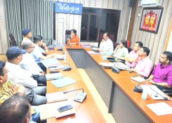 पुराने खनन वाहनों पर कसेगा शिकंजा, डीएम वंदना ने दिए सख्त निर्देश