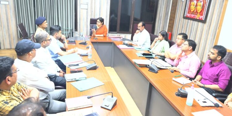 पुराने खनन वाहनों पर कसेगा शिकंजा, डीएम वंदना ने दिए सख्त निर्देश
