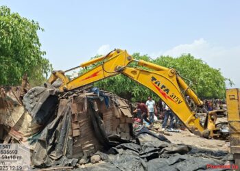 गौला नदी किनारे अतिक्रमण पर एक्शन, चली जेसीबी