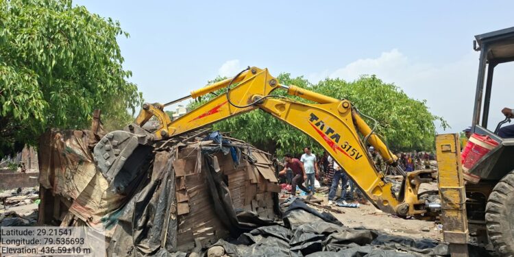 गौला नदी किनारे अतिक्रमण पर एक्शन, चली जेसीबी