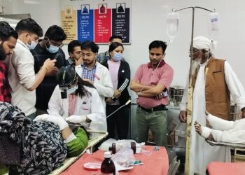 भीषण सड़क हादसे के बाद एसडीएम पहुंचे अस्पताल, घायलों का हालचाल जाना, मृतको की हुई शिनाख्त