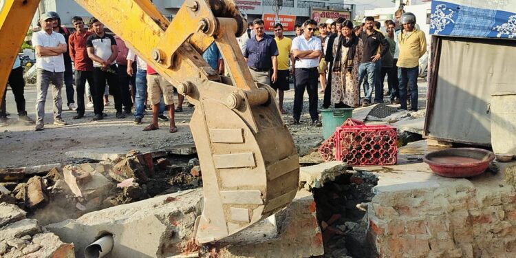 हल्द्वानी में सड़क चौड़ीकरण के लिए प्रशासन का सख्त रुख, अतिक्रमण हटाने के निर्देश