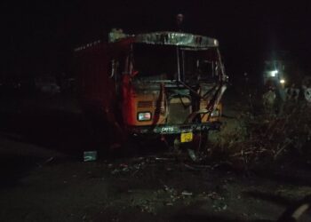 पैट्रोमैक्स से खाना बनाते वक्त ट्रक में लगी आग 