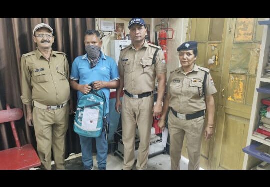 सिर्फ़ 24 घंटे में चोरी का पर्दाफाश: काठगोदाम जीआरपी ने मोबाइल के साथ आरोपी को दबोचा