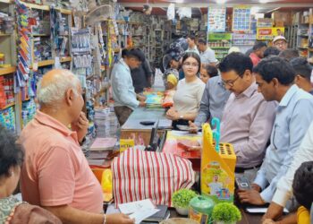 स्कूलों की मनमानी पर प्रशासन का शिकंजा, बुक स्टोर्स पर छापेमारी