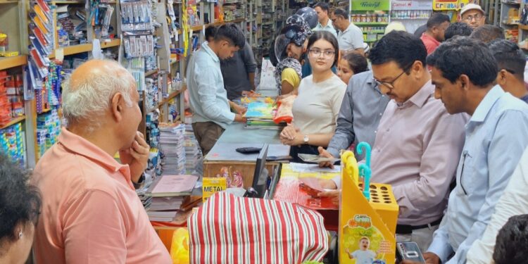 स्कूलों की मनमानी पर प्रशासन का शिकंजा, बुक स्टोर्स पर छापेमारी