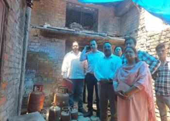 गैस रिफिलिंग का गोरखधंधा उजागर, पूर्ति विभाग की दबिश से मचा हड़कंप