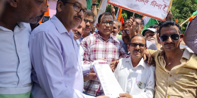 आतंकी हमले के विरोध में आढ़ती व्यापारियों का आक्रोश, राष्ट्रपति को भेजा ज्ञापन