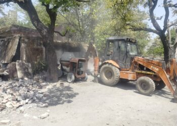 प्रशासन की सख्त कार्रवाई, अवैध निर्माण ध्वस्त, नगर निगम ने लगाया बोर्ड