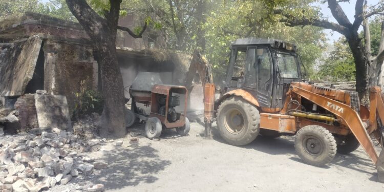 प्रशासन की सख्त कार्रवाई, अवैध निर्माण ध्वस्त, नगर निगम ने लगाया बोर्ड