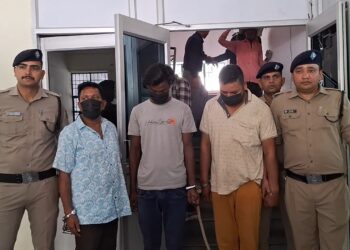 दो चैन स्नेचिंग की वारदात सुलझी, तीन गिरफ्तार, रामपुर का हिस्ट्रीशीटर और ज्वैलर भी शामिल 