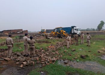 हत्या के आरोपी के अवैध मकान पर चला प्रशासन का बुलडोजर