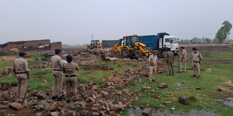 हत्या के आरोपी के अवैध मकान पर चला प्रशासन का बुलडोजर 