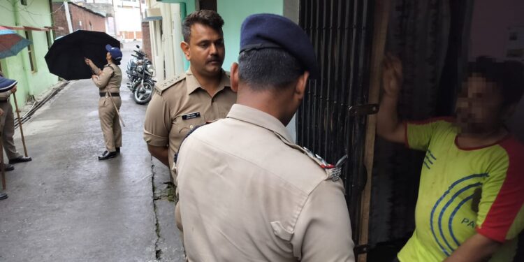 ‘ऑपरेशन सेनीटाइज’: गली-गली पहुंची पुलिस टीम, 20 मकान मालिकों पर दो लाख का जुर्माना