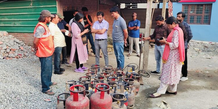 हल्द्वानी में अवैध एलपीजी रिफिलिंग केंद्र पर छापा, भारी मात्रा में सिलेंडर जब्त 