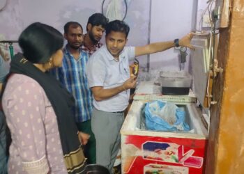 अवैध आइसक्रीम फैक्ट्री पर छापा, गंदगी और एक्सपायर्ड सामग्री बरामद 