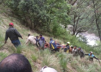 उत्तरकाशी में बड़ा हादसा, यात्रियों को ले जा रहा हेलीकॉप्टर दुर्घटनाग्रस्त, SDRF का रेस्क्यू ऑपरेशन जारी