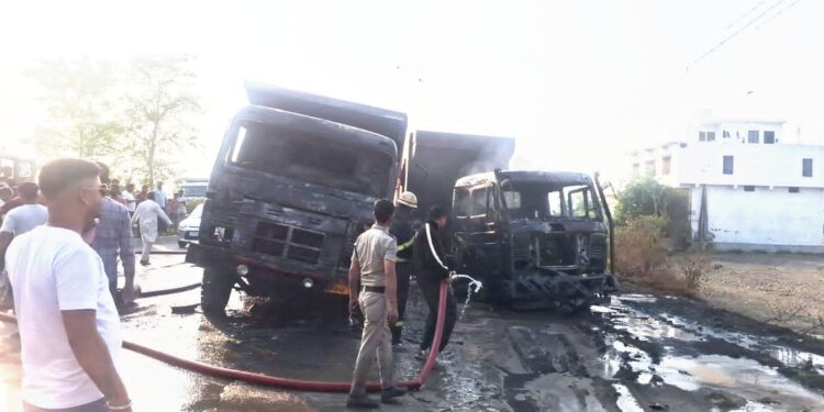 हाईवे पर दो ट्रकों में भीषण आग, पुलिस और फायर ब्रिगेड ने समय रहते पाया काबू