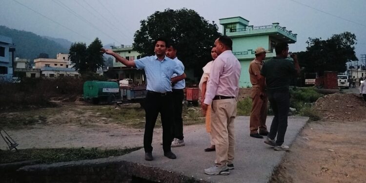 हैड़ाखान पनियाली रोड पर प्रशासन का शिकंजा, 16 अवैध अतिक्रमण चिन्हित 