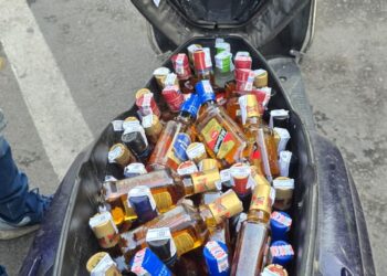 नगर आयुक्त ने स्कूटी से ले जाई जा रही शराब की जब्त 