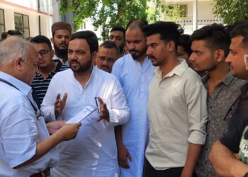 एसटीएच की अव्यवस्थाओं पर गरजे उवेस राजा, प्राचार्य से की मुलाकात, जल्द सुधार का मिला आश्वासन