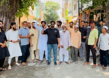 बदहाल सड़कों पर फूटा आक्रोश, पार्षद रोहित कुमार के नेतृत्व में नागरिकों का धरना 