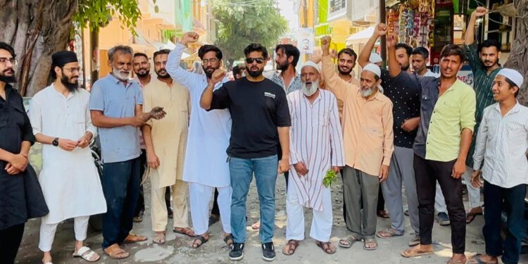 बदहाल सड़कों पर फूटा आक्रोश, पार्षद रोहित कुमार के नेतृत्व में नागरिकों का धरना