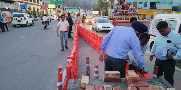 नरीमन डिवाइडर हादसे के बाद प्रशासन सतर्क, संयुक्त टीम ने किया निरीक्षण 