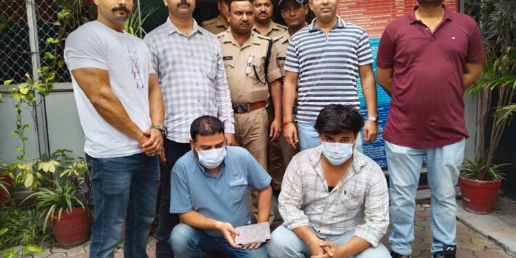 फर्जी सोना गिरवी रखकर बैंकों को लगाया चूना, पुलिस ने दो शातिर गिरफ्तार कर गिरोह का किया भंडाफोड़ 