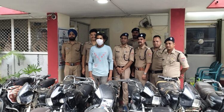 पुलिस ने चुराई गई 18 मोटरसाइकिलों संग एक शातिर वाहन चोर को दबोचा