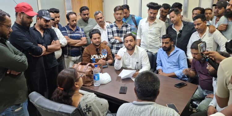 राशन कार्ड कैंसिल पर भय का माहौल, बनभूलपूरा संघर्ष समिति ने सौंपा ज्ञापन