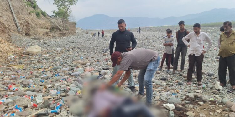 गौला नदी में शव मिला, पार्षद ने सड़क सुरक्षा को लेकर उठाए सवाल