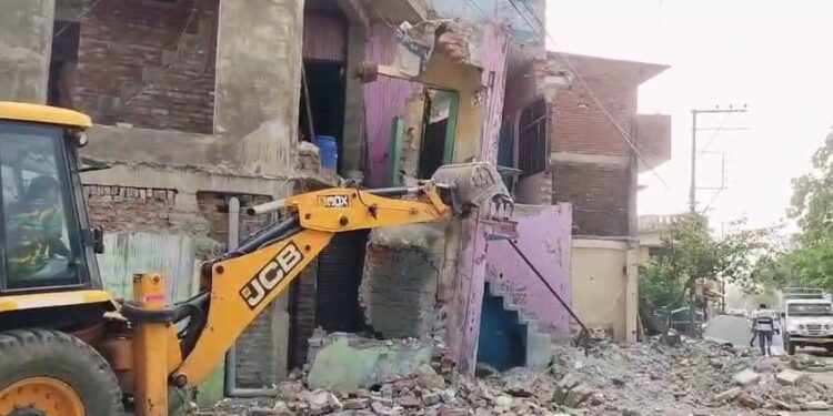 कोलटैक्स तिराहे पर सड़क चौड़ीकरण का निरीक्षण, अतिक्रमण हटाने की कार्रवाई तेज