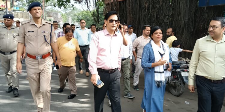हल्द्वानी शहर में अव्यवस्थित पार्किंग और सफाई पर सख्त हुए आयुक्त दीपक रावत, दिए कार्रवाई के निर्देश