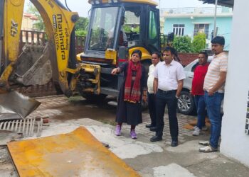 देवखड़ी नाले पर चला बुलडोज़र, एसडीएम और नगर आयुक्त की अगुवाई में अतिक्रमण पर कार्रवाई 