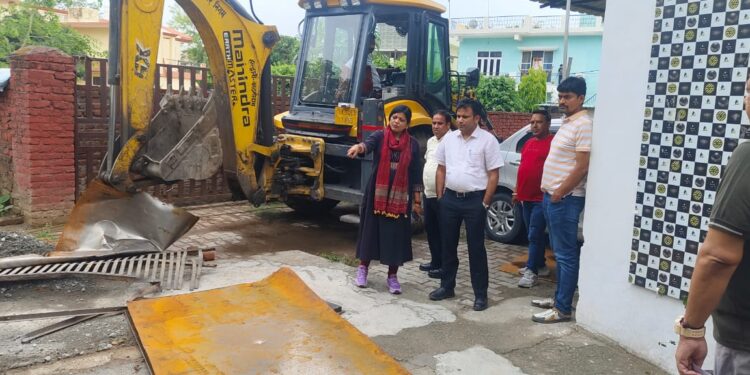 देवखड़ी नाले पर चला बुलडोज़र, एसडीएम और नगर आयुक्त की अगुवाई में अतिक्रमण पर कार्रवाई 