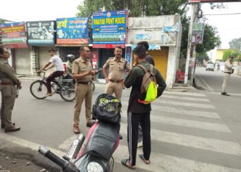 900 घरों-दुकानों में पुलिस ने दी दस्तक, 387 का सत्यापन, लाखों का जुर्माना