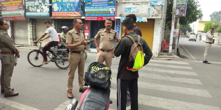 900 घरों-दुकानों में पुलिस ने दी दस्तक, 387 का सत्यापन, लाखों का जुर्माना