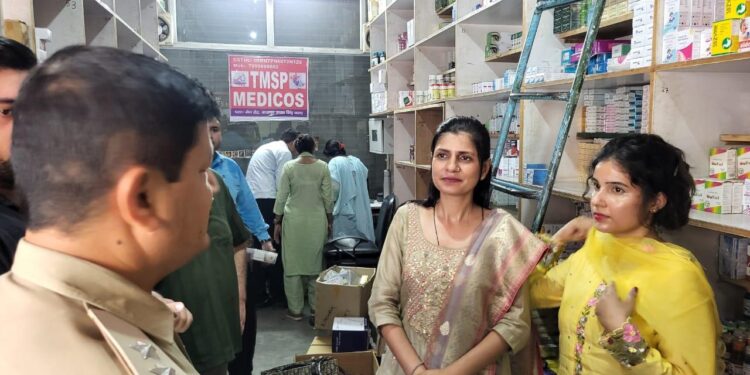 मेडिकल स्टोरों पर प्रशासन का छापा, दो दुकानों पर गिरी गाज