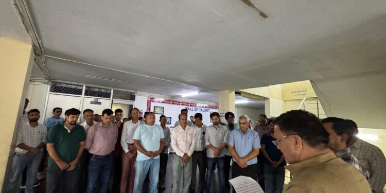 विमान हादसे में पूर्व सीएम सहित कई यात्रियों की दर्दनाक मौत पर नगर निगम में शोक सभा, दिवंगत आत्माओं को दी श्रद्धांजलि