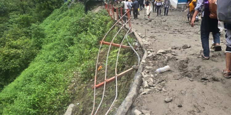 केदारनाथ यात्रा मार्ग पर आया मलबा, दो की मौत