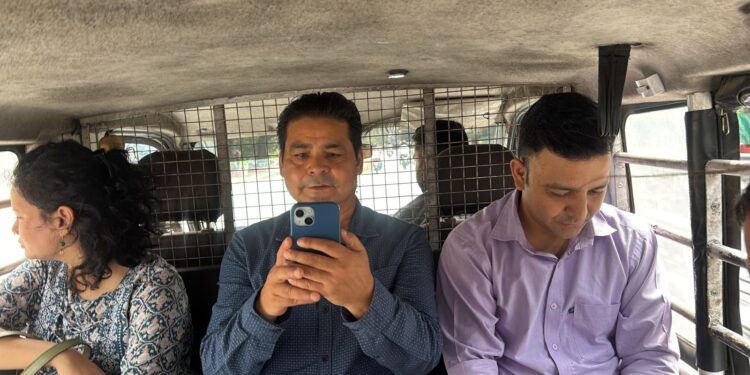 सार्वजनिक परिवहन पर परिवहन विभाग की पैनी नज़र, अफसर खुद बने यात्री, नियम उल्लंघन पर वाहनों को थमाए नोटिस