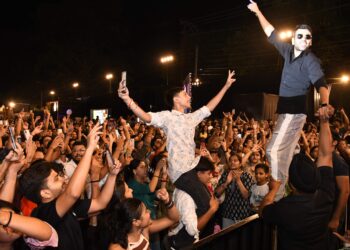 हल्द्वानी में ‘एक यादगार शाम’ ने बांधा समां, शर्ली सेठिया की आवाज़ और विकल मेहता की कॉमेडी ने जीते दिल 