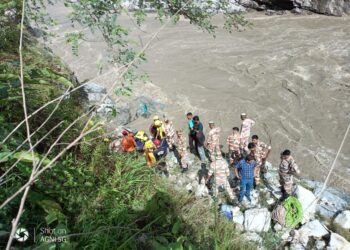 टेंपो ट्रैवलर हादसा, एक की मौत, कई घायल, रेस्क्यू जारी