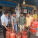 अवैध गैस रिफिलिंग पर खाद्य आपूर्ति विभाग की कार्रवाई, 27 सिलेंडर समेत रिफिलिंग किट जब्त
