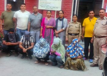 देह व्यापार का भंडाफोड़, पुलिस ने होटल से तीन महिलाएं और दो पुरुष पकड़े, संचालक फरार