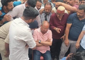 पुलिस सिपाही की कथित मारपीट के बाद युवक ने खाया ज़हर, आत्महत्या से इलाके में तनाव, चौकी का किया घेराव